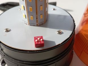 Kogut ostrzegawczy LED na magnes 10R WL104D