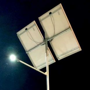 lampa fotowoltaiczna uliczna - duża nocą