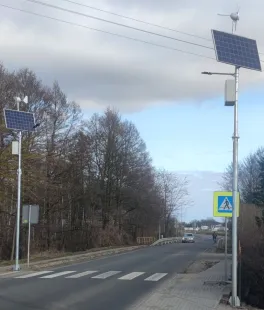 Lampa uliczna solarna ze słupem na przejście dla pieszych