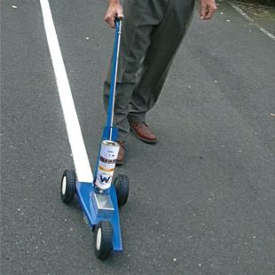 Malowanie linii wózkiem do sprayów drogowych