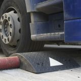 Najazd kablowy, próg, najazd na kable - 1 kanałowy drogowy gumowy Heavy 40T, 1x kanał 12cm - Najazdy kablowe – do czego służą i w jakich miejscach się sprawdzą?