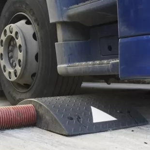 Najazd kablowy, próg, najazd na kable - 1 kanałowy drogowy gumowy Heavy 40T, 1x kanał 12cm