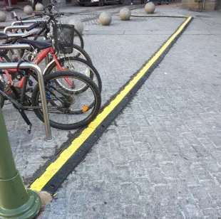 Najazd kablowy, próg, najazd na kable - 2 kanałowy drogowy 100x24x4 cm