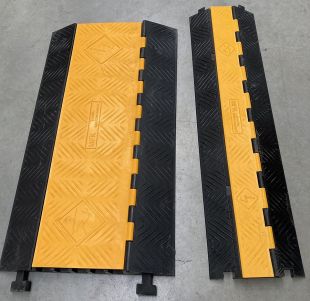 Najazd kablowy, próg, najazd na kable - 2 kanałowy drogowy 101x25x5 cm