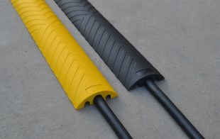 Najazd kablowy, próg, najazd na kable gumowy drogowy 120x21x6,5 cm, zabezpieczenie osłona - czarna