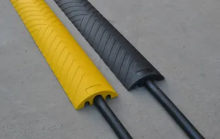 Najazd kablowy, próg, najazd na kable gumowy drogowy 120x21x6,5 cm, zabezpieczenie osłona - czarna