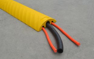 Najazd kablowy, próg, najazd na kable gumowy drogowy 120x21x6,5 cm, zabezpieczenie osłona - żółta