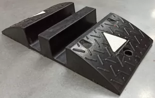 Najazd kablowy, próg, najazd na kable gumowy drogowy Heavy 40T, 2x kanał 7,5cm