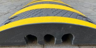 Najazd kablowy, próg, najazd na kable ochraniacz kabli podrzutowy PCV 44x50x7 cm