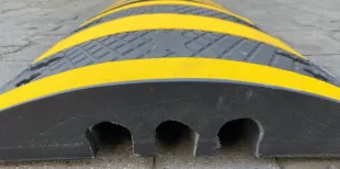 Najazd kablowy, próg, najazd na kable ochraniacz kabli podrzutowy PCV 44x50x7 cm