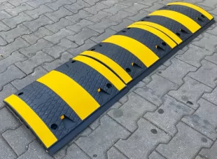 Najazd kablowy, próg, najazd na kable ochraniacz kabli podrzutowy PCV 44x50x7 cm