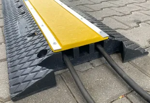 Najazd kablowy, próg, najazd na kable PCV 100x40x6 cm - 2 lub 3 komorowy ochraniacz kabli drogowy