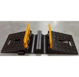 Najazd kablowy, próg, najazd na kable, przewody, gumowy drogowy max compact składany, 2x kanał 8cm - Najazdy kablowe – do czego służą i w jakich miejscach się sprawdzą?