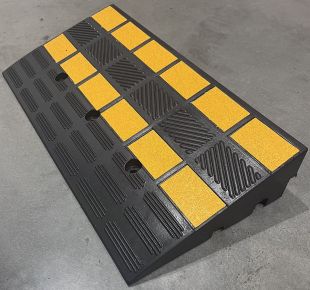 Najazd krawężnikowy, podjazd pod krawężnik 10cm - gumowy