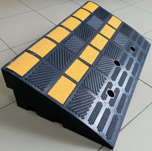 Najazd krawężnikowy, podjazd pod krawężnik 15cm - gumowy