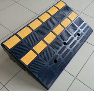 Najazd krawężnikowy, podjazd pod krawężnik 15cm - gumowy