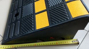 Najazd krawężnikowy, podjazd pod krawężnik 15cm - gumowy