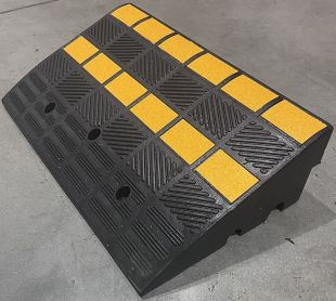 Najazd krawężnikowy, podjazd pod krawężnik 15cm - gumowy