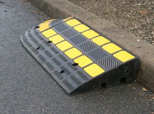 Najazd krawężnikowy, podjazd pod krawężnik 20cm - gumowy