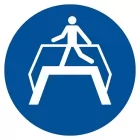 Nakaz przechodzenia pomostem - znak bhp nakazujący - GJM023