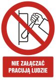 Nie załączać, pracują ludzie - znak bhp zakazujący, informujący - GC018 - Znaki zakazu przy maszynach w miejscu pracy