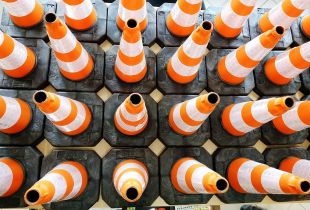 Pachołek drogowy ostrzegawczy 50cm U-23c, PCV, ciężki solidny 2,5kg - odblaskowy