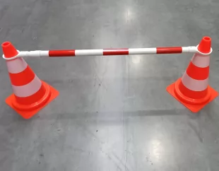 Poprzeczka teleskopowa na pachołki, barierka