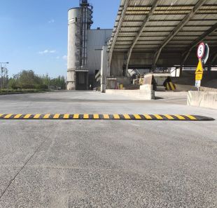 Próg zwalniający drogowy - liniowy, listwowy 5cm, najazd 90cm - U-16 PW-90