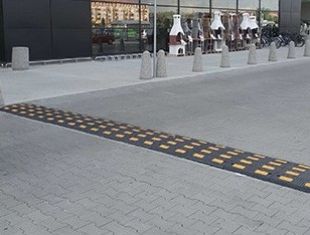 Próg zwalniający drogowy - liniowy, listwowy M3 - odblaskowy gumowy 3cm U-16