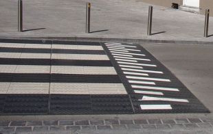 Segmentowy próg zwalniający płytowy drogowy gumowy 10cm U-16