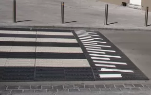 Segmentowy próg zwalniający płytowy drogowy gumowy 10cm U-16