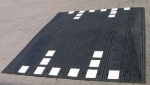 Segmentowy próg zwalniający płytowy drogowy gumowy 8cm U-16