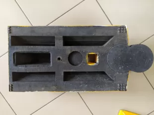Separator drogowy liniowy ciągły U-25a rozdzielający pasy ruchu, szyna kierunkowa