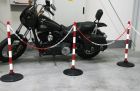 Słupek przenośny, odgradzający, ostrzegawczy, łańcuchowy, plastikowy, na stopie