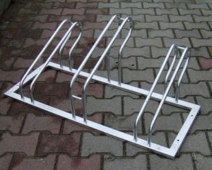 Stojak na rowery zewnętrzny miejski ocynkowany trzymiejscowy wąski 105 cm