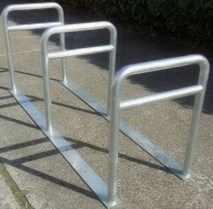 Stojak na rowery zewnętrzny miejski ocynkowany trzymiejscowy z poprzeczką do przykręcenia