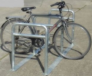 Stojak na rowery zewnętrzny miejski ocynkowany trzymiejscowy z poprzeczką do przykręcenia