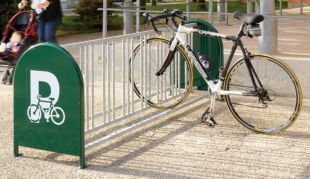 Stojak rowerowy zewnętrzny miejski 16-miejscowy - zielone panele boczne z oznaczeniem