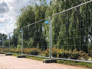 Stopa podstawa betonowa pod ogrodzenie metalowe