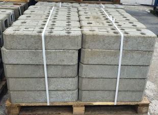 Stopa podstawa betonowa pod ogrodzenie metalowe