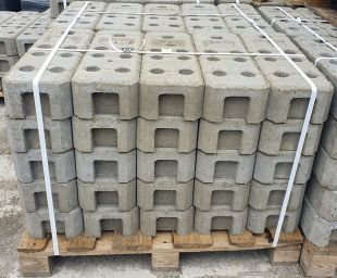 Stopa podstawa betonowa pod ogrodzenie metalowe