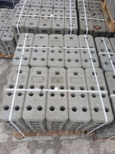 Stopa podstawa betonowa pod ogrodzenie metalowe