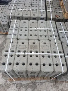 Stopa podstawa betonowa pod ogrodzenie metalowe
