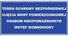 Tabliczka Teren ochrony bezpośredniej ujęcia wody powierzchniowej osobom nieupoważnionym wstęp wzbroniony