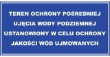 Tabliczka Teren ochrony pośredniej ujęcia wody podziemnej ustanowiony w celu ochrony jakości wód ujmowanych - Miejsce ujęcia wody