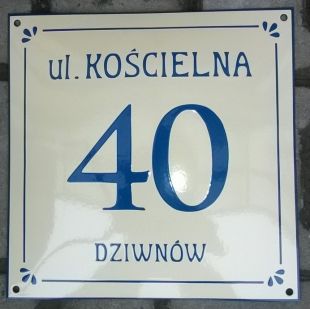 tabliczka z ulicą i numerem domu