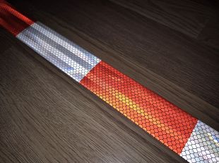 Taśma odblaskowa samoprzylepna konturowa-mikropryzmatyczna, biało-czerwona