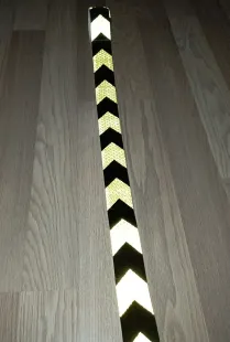 Taśma ostrzegawcza kierunkowa, odblaskowa, samoprzylepna, żółto-czarna