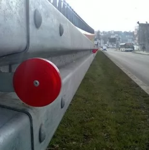 Urządzenie odblaskowe U-1c do bariery drogowej - uchwyt stalowy ocynkowany