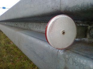Urządzenie odblaskowe U-1c do bariery drogowej - uchwyt stalowy ocynkowany